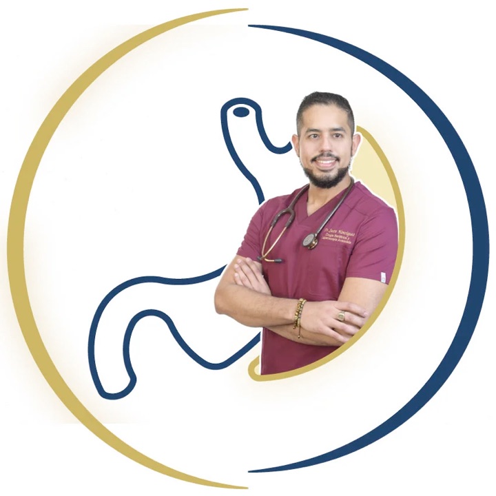 El Dr. Steve Henríquez con uniforme quirúrgico y estetoscopio