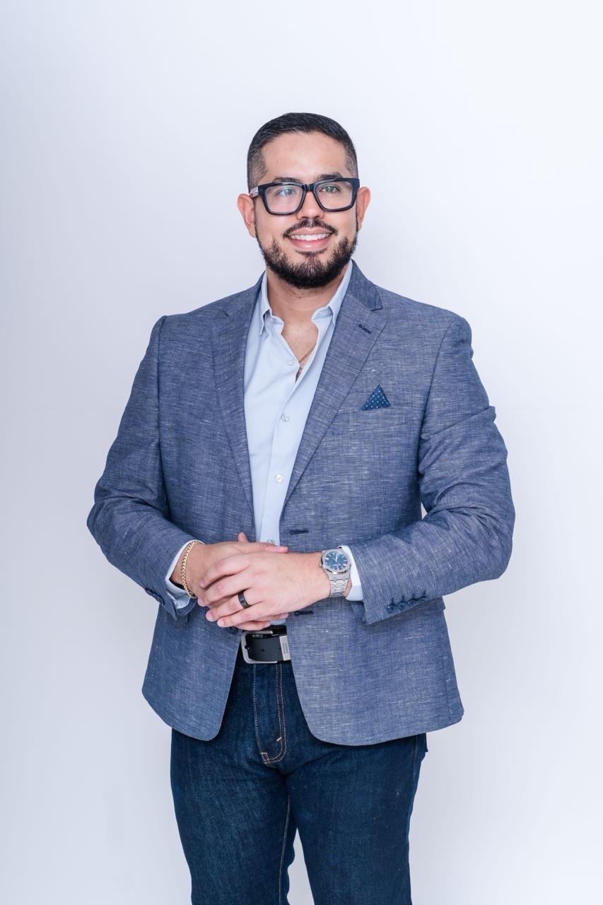 El Dr. Steve Henríquez con saco azul y camisa clara