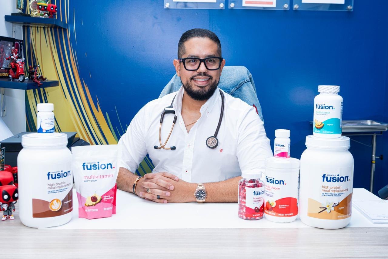El Dr. Steve Henríquez sentado en su consultorio, rodeado de suplementos bariátricos de Bariatric Shop